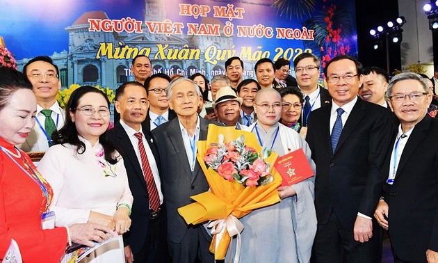 Объединение силы вьетнамцев за рубежом для строительства и развития Родины  