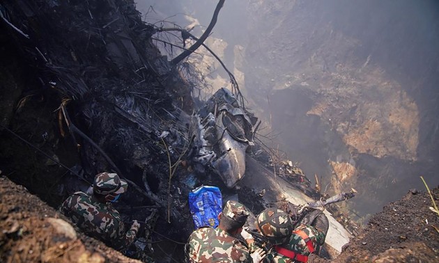 Найдены черные ящики и бортовые диктофоны разбившегося в Непале самолета 