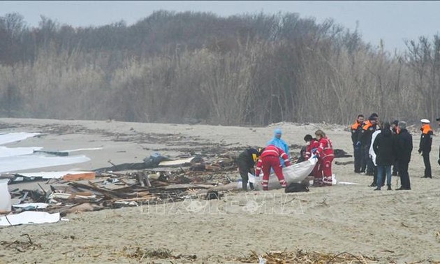 Число погибших в результате затопления лодки в Италии увеличилось до 59 человек