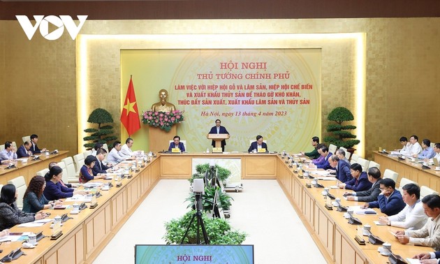 Премьер-министр Фам Минь Тинь председательствовал на конференции «Устранение трудностей, продвижение производства и экспорта лесной и рыбной продукции в 2023 году»