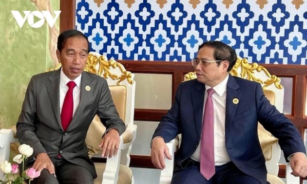 Премьер-министр Фам Минь Тинь отправился на 42-й саммит АСЕАН в Индонезию