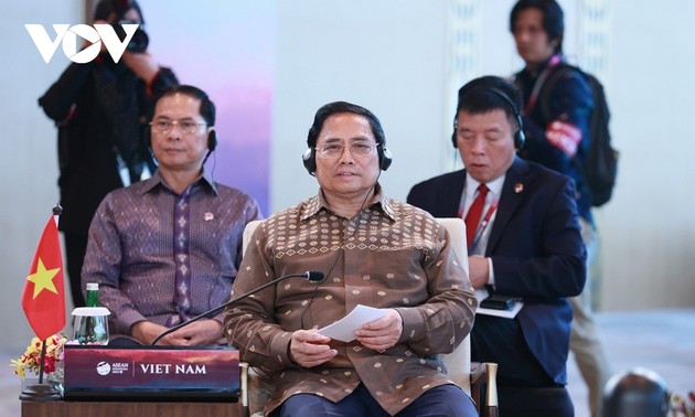 Премьер-министр Вьетнама принял участие в заседании саммита АСЕАН в узком формате 