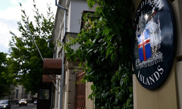 Исландия приостановит работу своего посольства в России