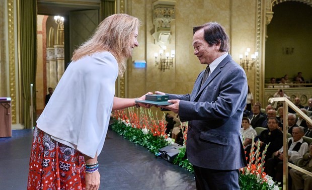 Вьетнамский профессор получил орден от Венгерского государства