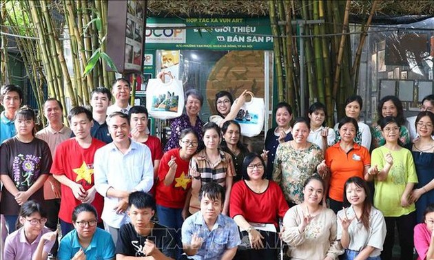 Супруги премьер-министров Вьетнама и Сингапура посетили художественный кооператив для людей с ограниченными возможностями