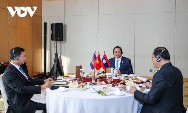 Премьер-министр Фам Минь Тинь провел рабочий завтрак с коллегами из Лаоса и Камбоджи