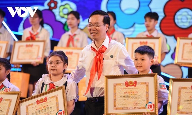 Президент Во Ван Тхыонг принял участие в программе Фестиваля середины осени 2023 года на тему «Фонари освещают мечты» в Биньфыоке