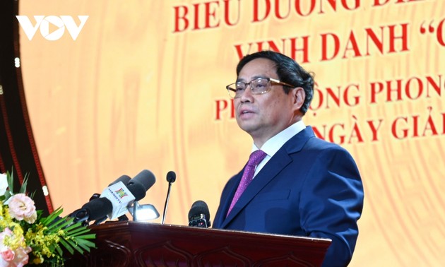 Премьер-министр Фам Минь Тинь принял участие в конференции, посвященной чествованию хороших людей, делающих добрые дела и заслуженных жителей столицы 