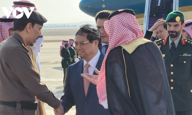 Премьер-министр Фам Минь Тинь прибыл в Эр-Рияд для участия в саммите АСЕАН-ССАГПЗ