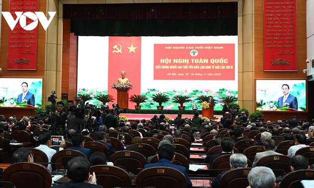 Премьер-министр Фам Минь Тинь принял участие в 4-й национальной конференции по чествованию пожилых людей за успехи в развитии хозяйства в период 2018-2023 гг.