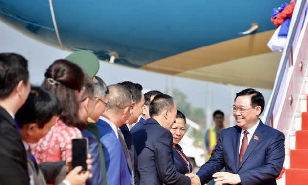 Председатель Нацсобрания Выонг Динь Хюэ прибыл в Лаос для участия в саммите Парламентов CLV
