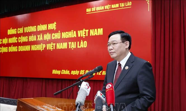 Председатель Национального собрания Выонг Динь Хюэ провел встречу с представителями бизнеса и вьетнамской общины в Лаосе
