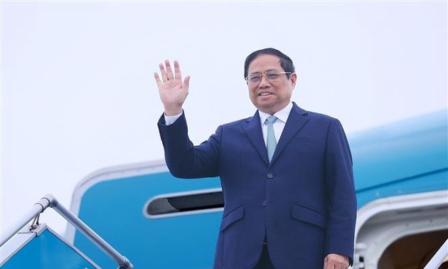 Премьер-министр Фам Минь Тинь отправился на саммит, посвященный 50-летию отношений АСЕАН-Япония