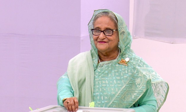 Премьера Бангладеш переизбрали в парламент страны на пятый срок