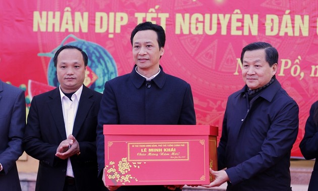 Руководители Партии и Государства Вьетнама поздравили местности с наступающим Тэтом 