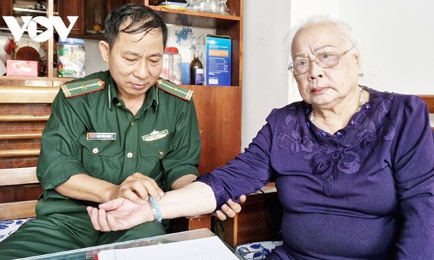 Нинь Конг Кхань - военный врач, проводящий бесплатный медосмотр малоимущих людей