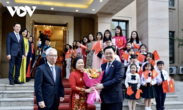 Председатель НС встретился с представителями вьетнамской диаспоры в Китае