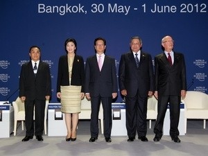PM arrives home from World Economic Forum on East Asia 2012