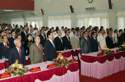 PM Nguyen Tan Dung works with Vinh Long province
