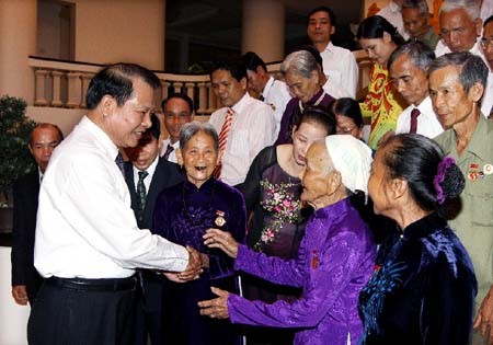 Deputy PM Vu Van Ninh receives revolutionaries from Quang Nam