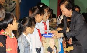Vice President presents scholarships to disadvantaged children