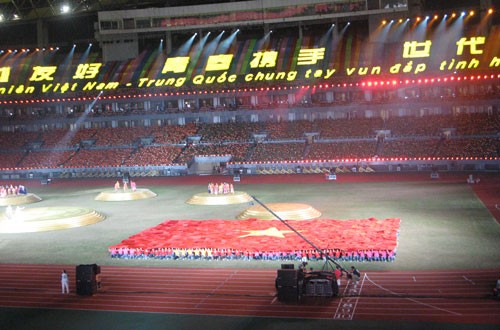 Nearly 9,000 young people participate in Vietnam-China Youth Festival 2013