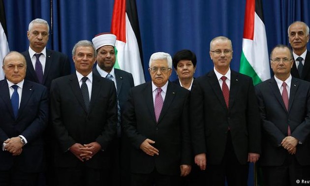 Palestinian unity government sworn in
