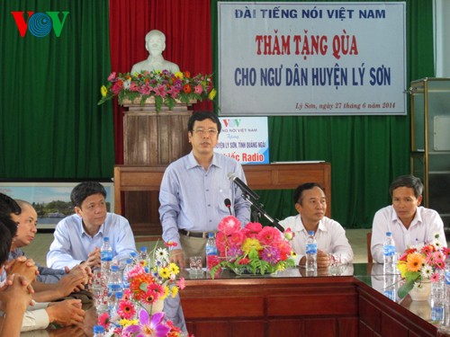 VOV leaders visit and present gifts to fishermen on Ly Son island district