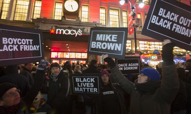 US protesters boycott Black Friday over Ferguson decision