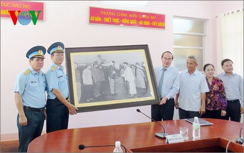 President of the Vietnam Fatherland Front Nguyen Thien Nhan visits Air Force Officers School