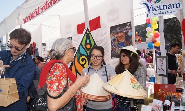 Vietnam attends international charity Bazaar in India