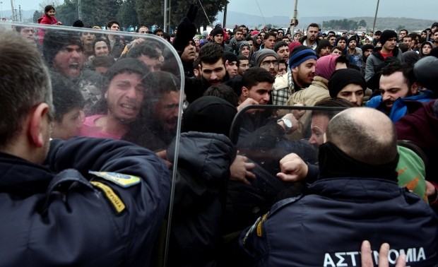 Macedonian police fire tear gas at refugees 