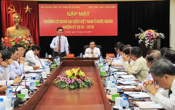Party official meets Vietnamese representatives abroad
