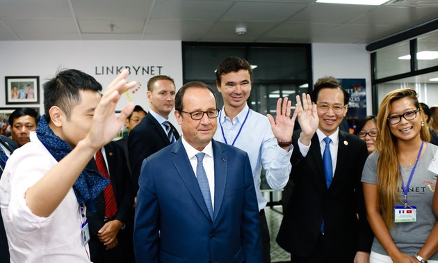 President Hollande visits Ho Chi Minh City 