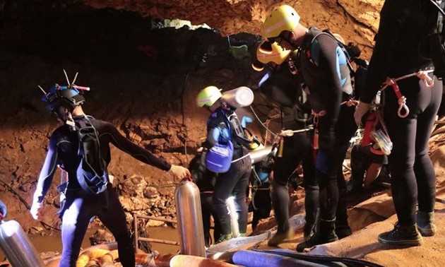 Thai cave rescue: 4 more exit, 5 remain 