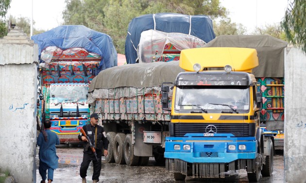 Afghan rebels seize 40 truck drivers