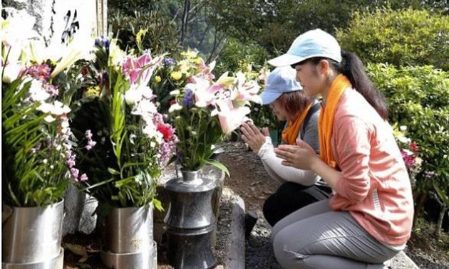 Japan: Relatives commemorate 520 victims of 1985 JAL jet crash