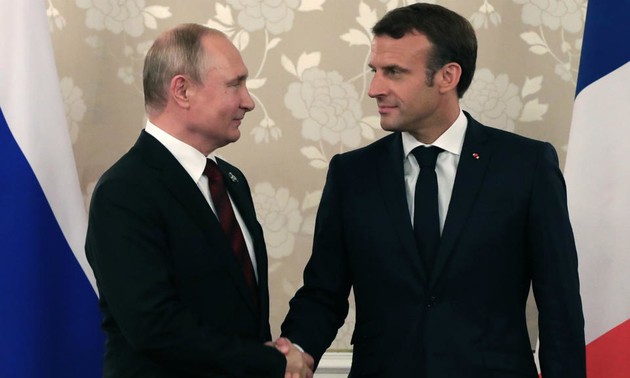 Putin visits France 