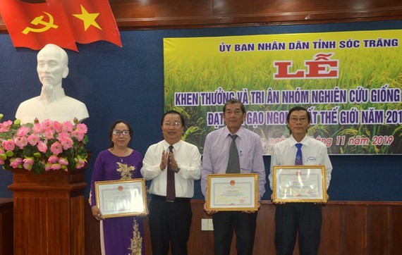 Soc Trang hails researchers on award-winning ST25 rice varieties