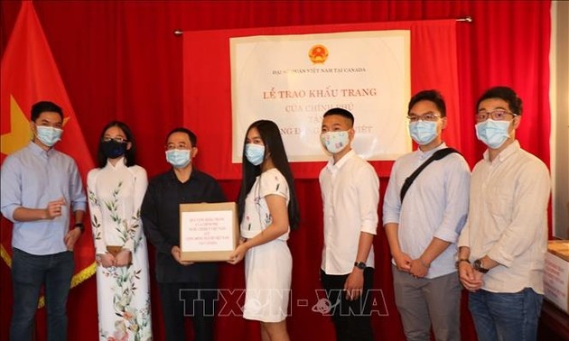 50,000 face masks presented to Vietnamese community in Canada