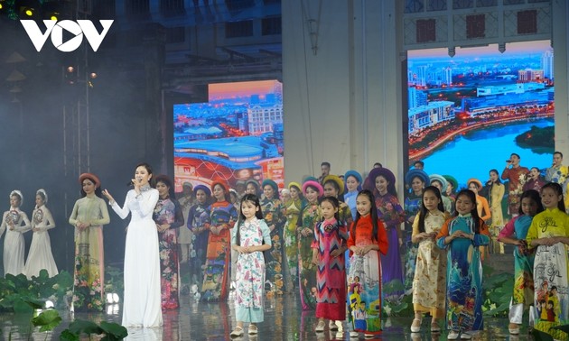 Fashion show opens Ao Dai Festival in HCM City