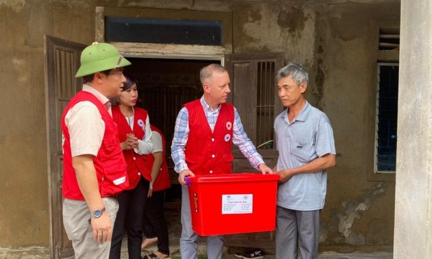 British Ambassador presents gifts to flood victims in Quang Binh