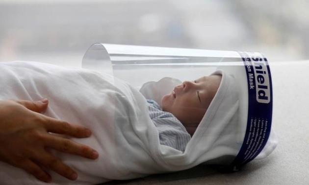 Ảnh em bé Việt Nam mang tấm chắn giọt bắn lọt top ảnh ấn tượng nhất năm 2020
