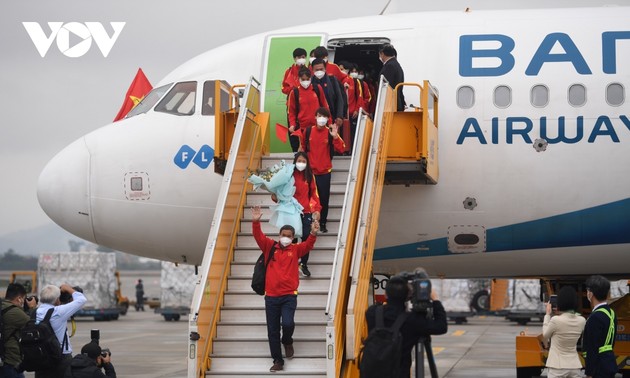 Khoảnh khắc ĐT nữ Việt Nam hân hoan về đến sân bay Nội Bài trong niềm vui chiến thắng
