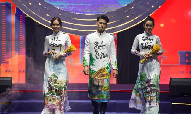 Vietnam introduces scenic spots through traditional long dress