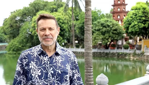 Tân đại sứ Australia thăm chùa Trấn Quốc, thưởng thức nước dừa ở Hà Nội