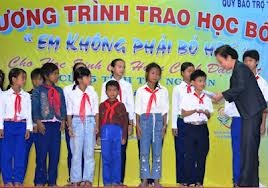 Vice President Doan presents scholarships to poor pupils