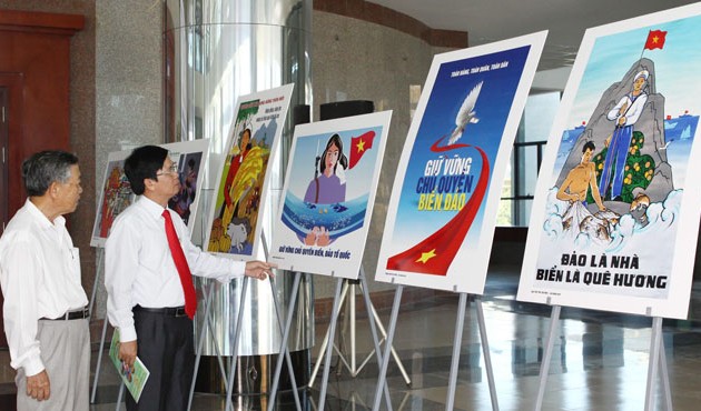 Exhibition of posters on Vietnam’s sea, islands opens