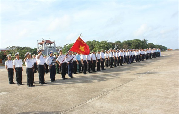 Flag salute ceremony in Truong Sa broadcast live on TV