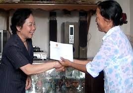 Vice State President Nguyen Thi Doan presents gifts to beneficiary families 